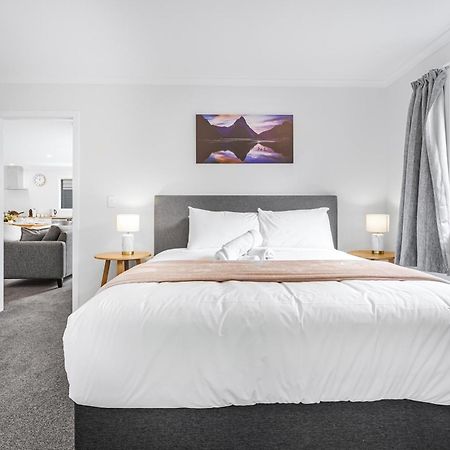 Modern Retreat With King Bed - By Kosh Bnb Hamilton Exterior photo