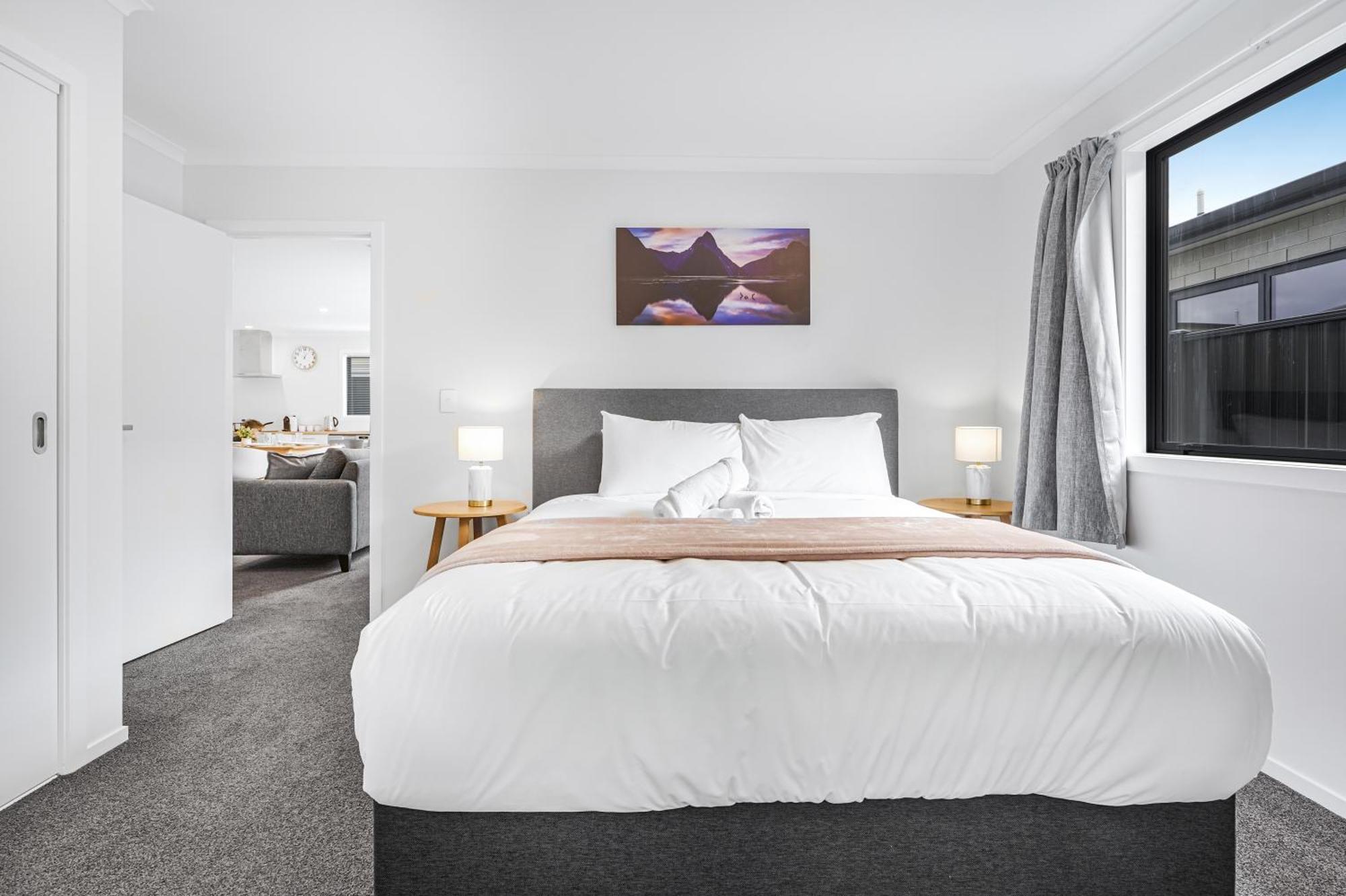 Modern Retreat With King Bed - By Kosh Bnb Hamilton Exterior photo