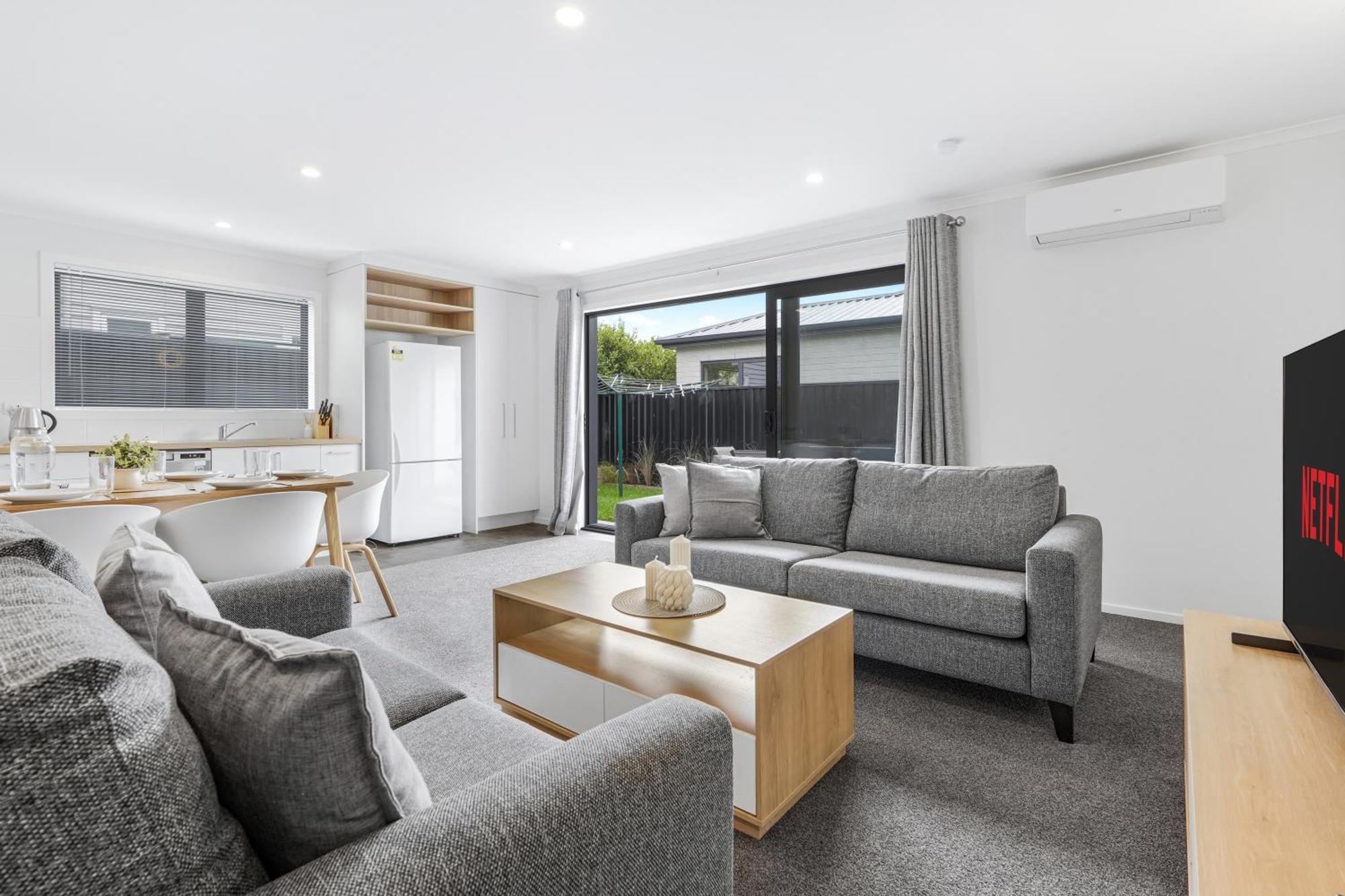 Modern Retreat With King Bed - By Kosh Bnb Hamilton Exterior photo