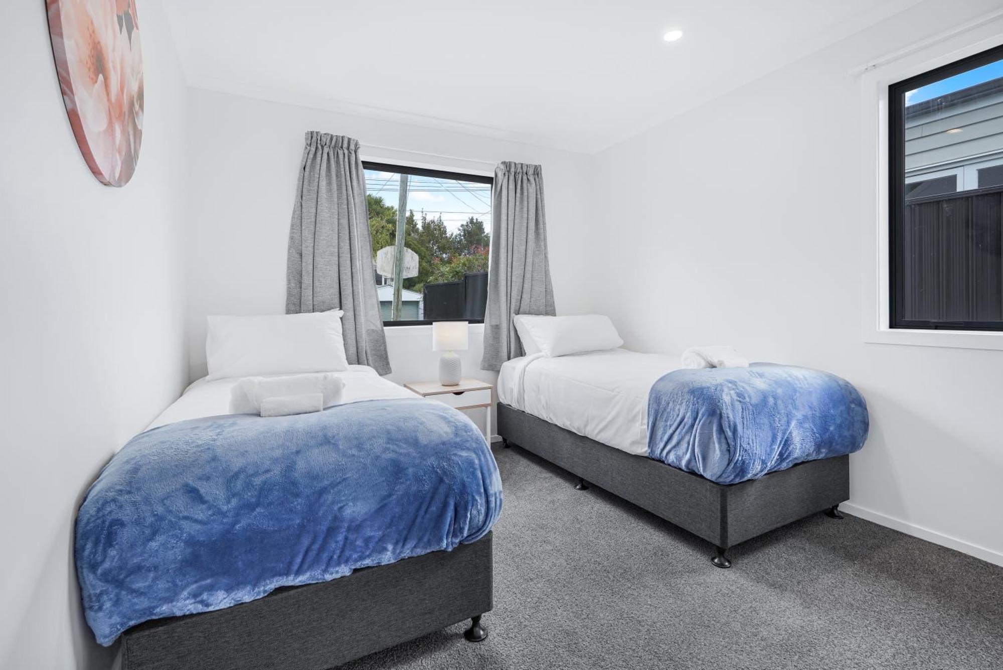 Modern Retreat With King Bed - By Kosh Bnb Hamilton Exterior photo